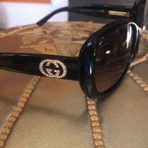 FABULOUS Gucci sunglasses with case!